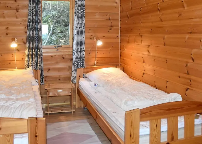 6 Person In Bud-by Traum